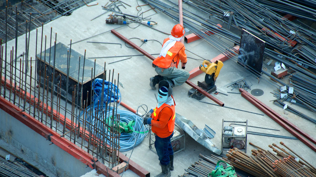 Chantier de construction, binôme cynophile sur chantier BTP