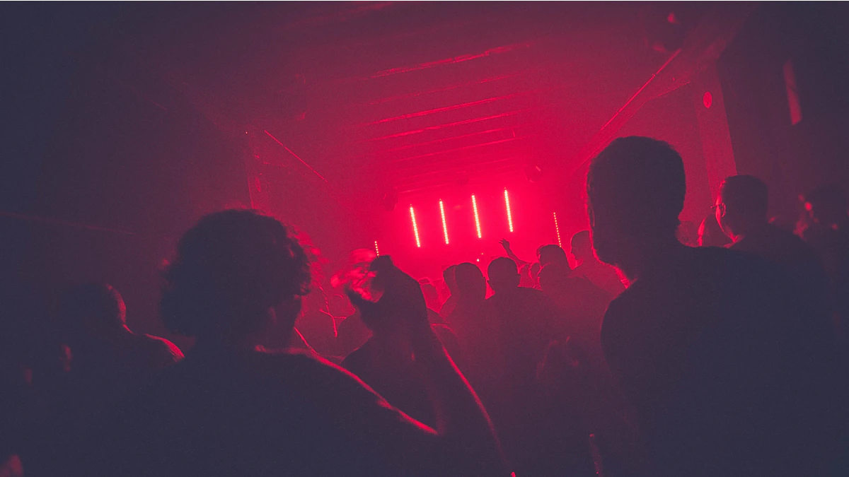 Ambiance discothèque néon, contrôle d'accès d'une soirée privée