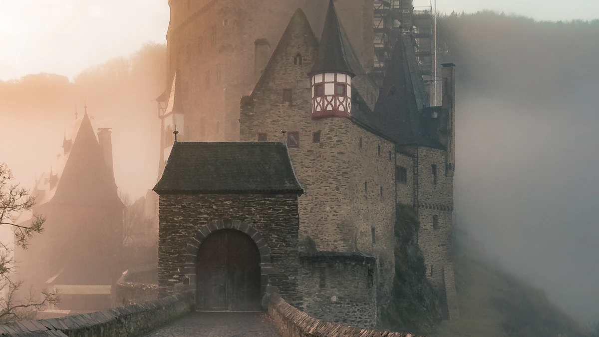 Portail de site dans la brume nocturne, gardiennage de nuit APS ou cynophile
