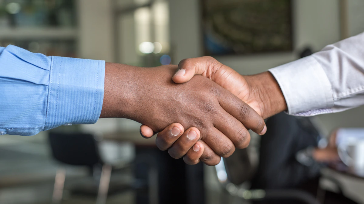 Poignée de main professionnelle, attestation RC Pro en sécurité privée