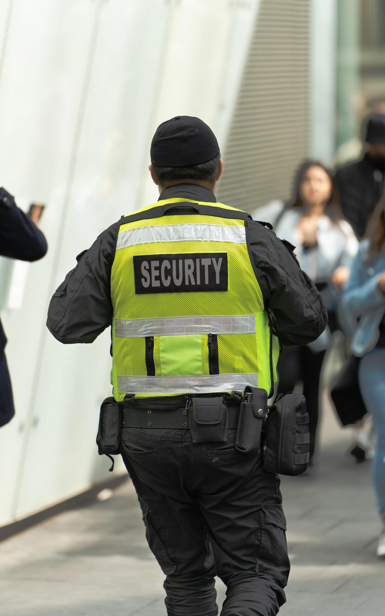 Agent de sécurité DDI de dos en gilet de surveillance, mission de protection en Guadeloupe